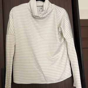 Workout sweater with loose turtleneck